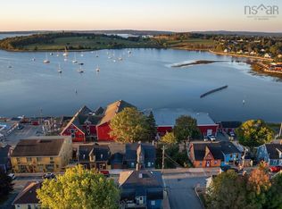 56 Montague St, Lunenburg, NS B0J 2C0