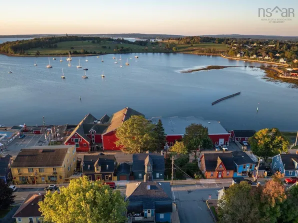 56 Montague St, Lunenburg, NS B0J 2C0