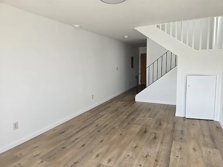 481 Elizabeth St — Photo 5