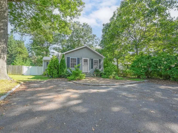 25 Pineacre Drive, Smithtown, NY 11787