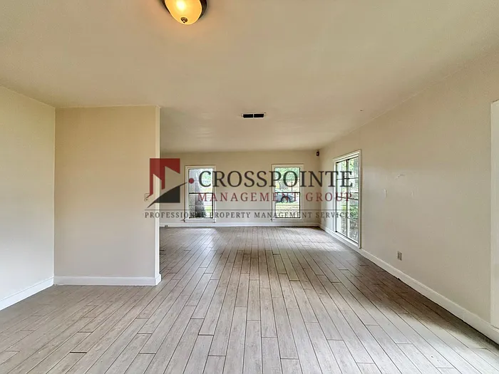1120 Augusta Ave — Photo 7