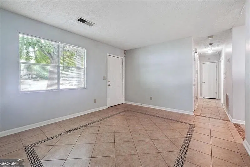 3 bed, 2.0 bath, 1023 sqft, $1,600 — Photo 4