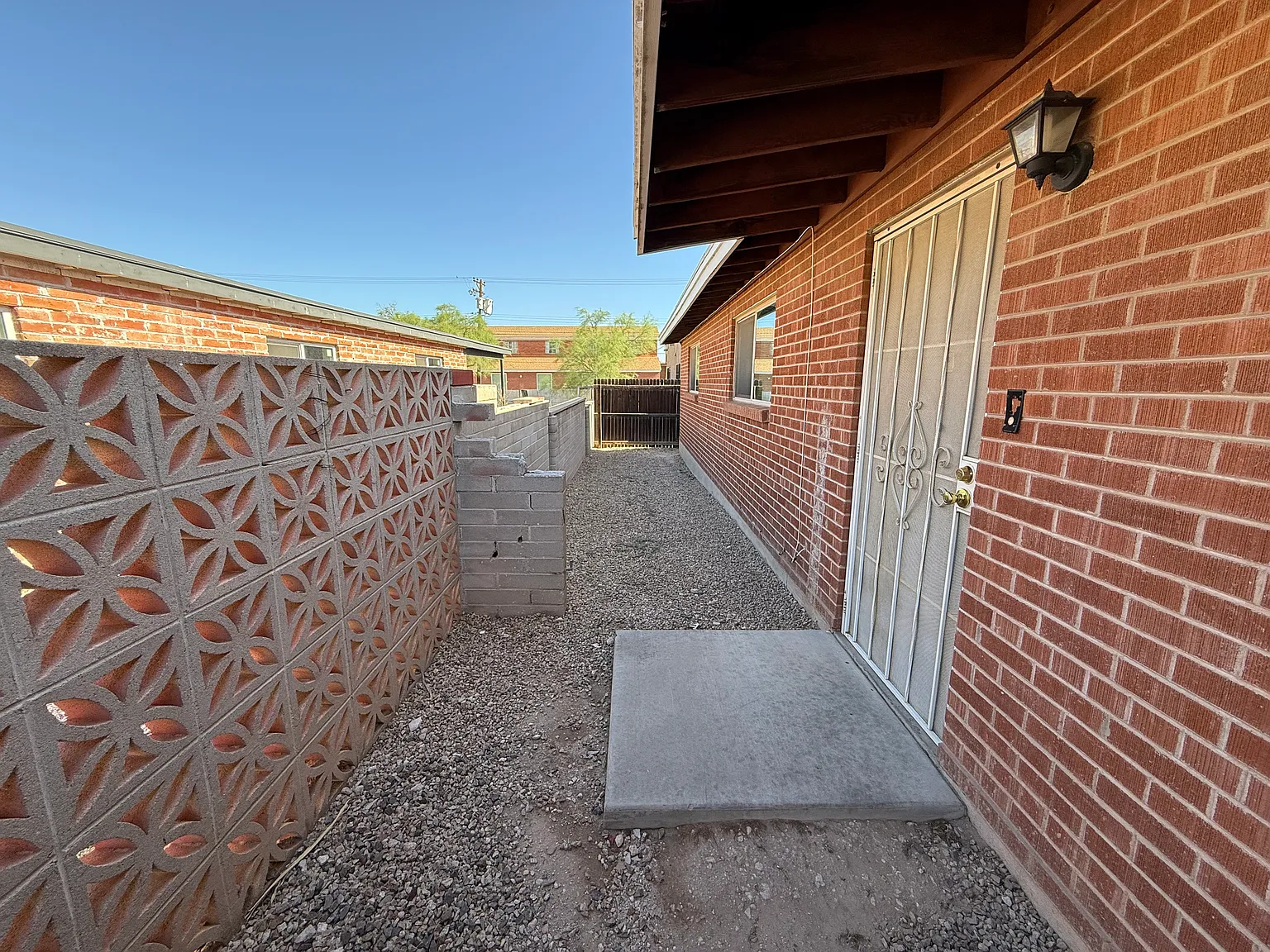 221 E Elm St — Photo 3
