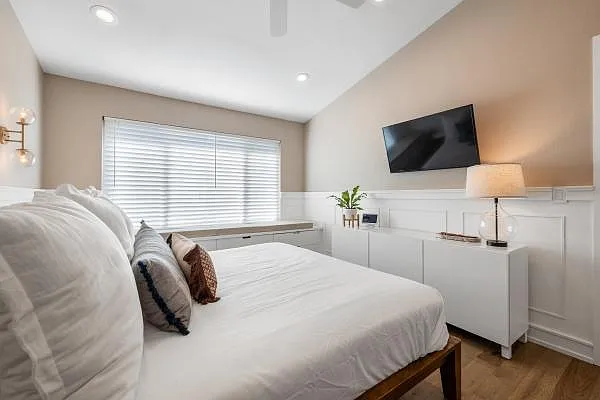 2 bed, 922 sqft, $3,975 — Photo 2