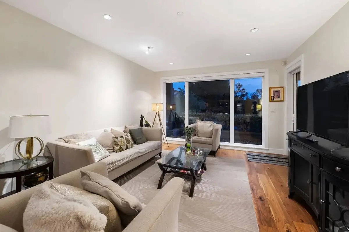 2449 Kings Ave — Photo 4