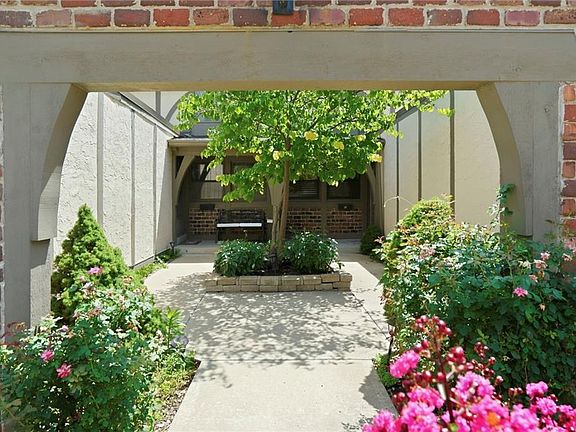 2nd image of 10243 Foster St