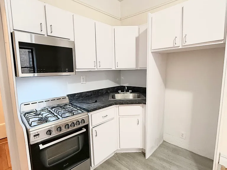 20 Seaman Ave #1B — Photo 7