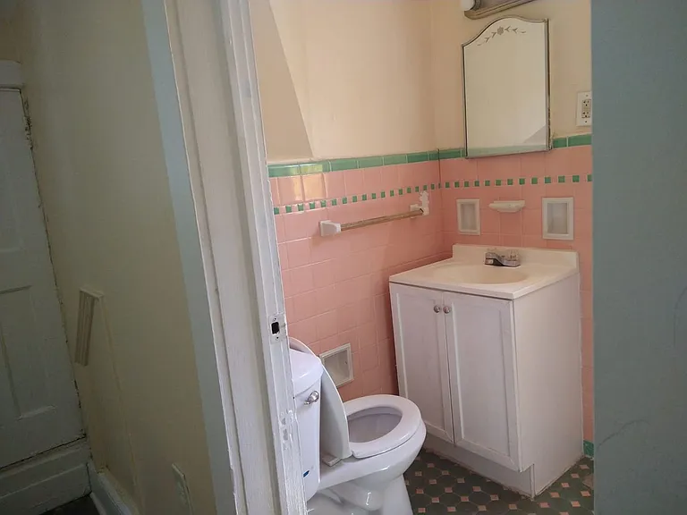 730 W State St — Photo 5
