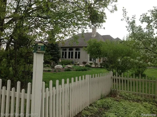 7125 Manor Ln, Fowlerville, MI 48836
