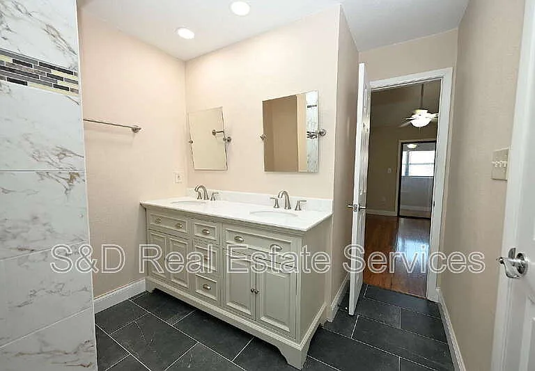 349 Market Sq E — Photo 27