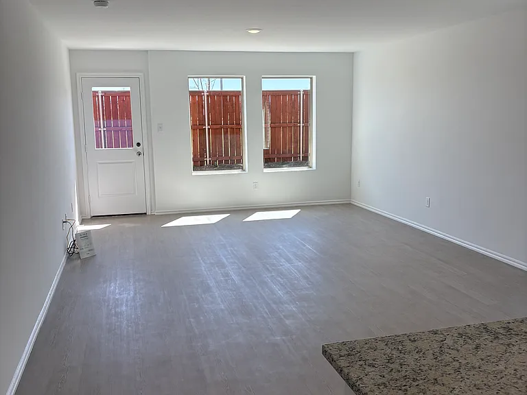 2020 Delphine Dr — Photo 8