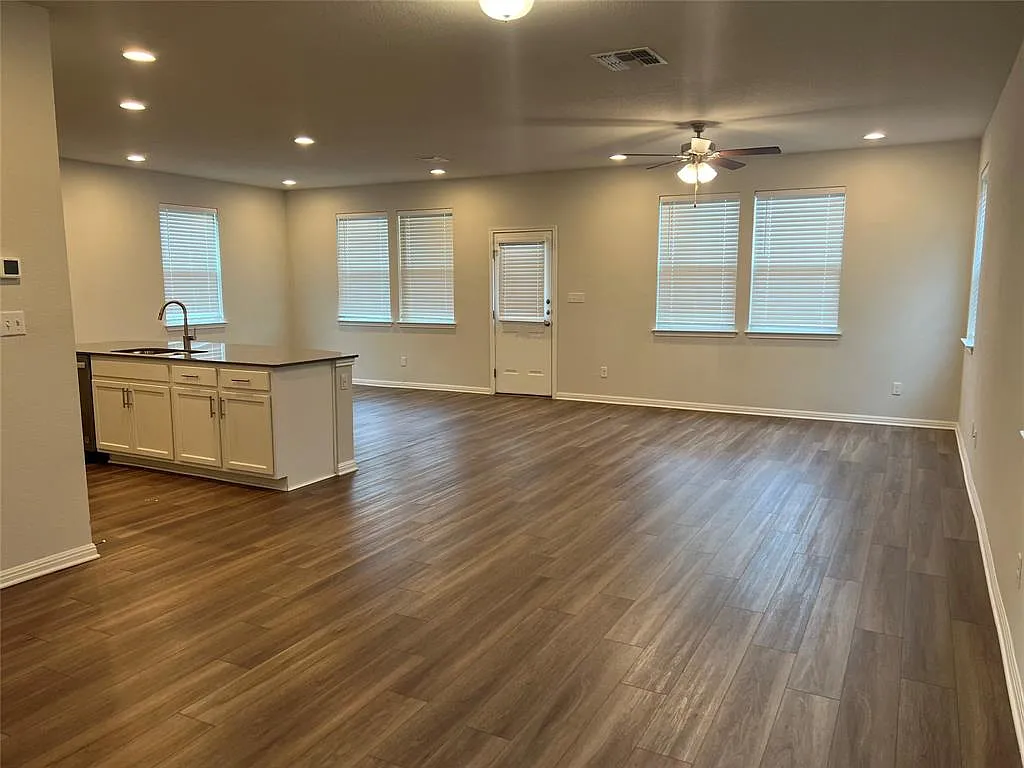 4 bed, 2.5 bath, 2295 sqft, $2,095 — Photo 3