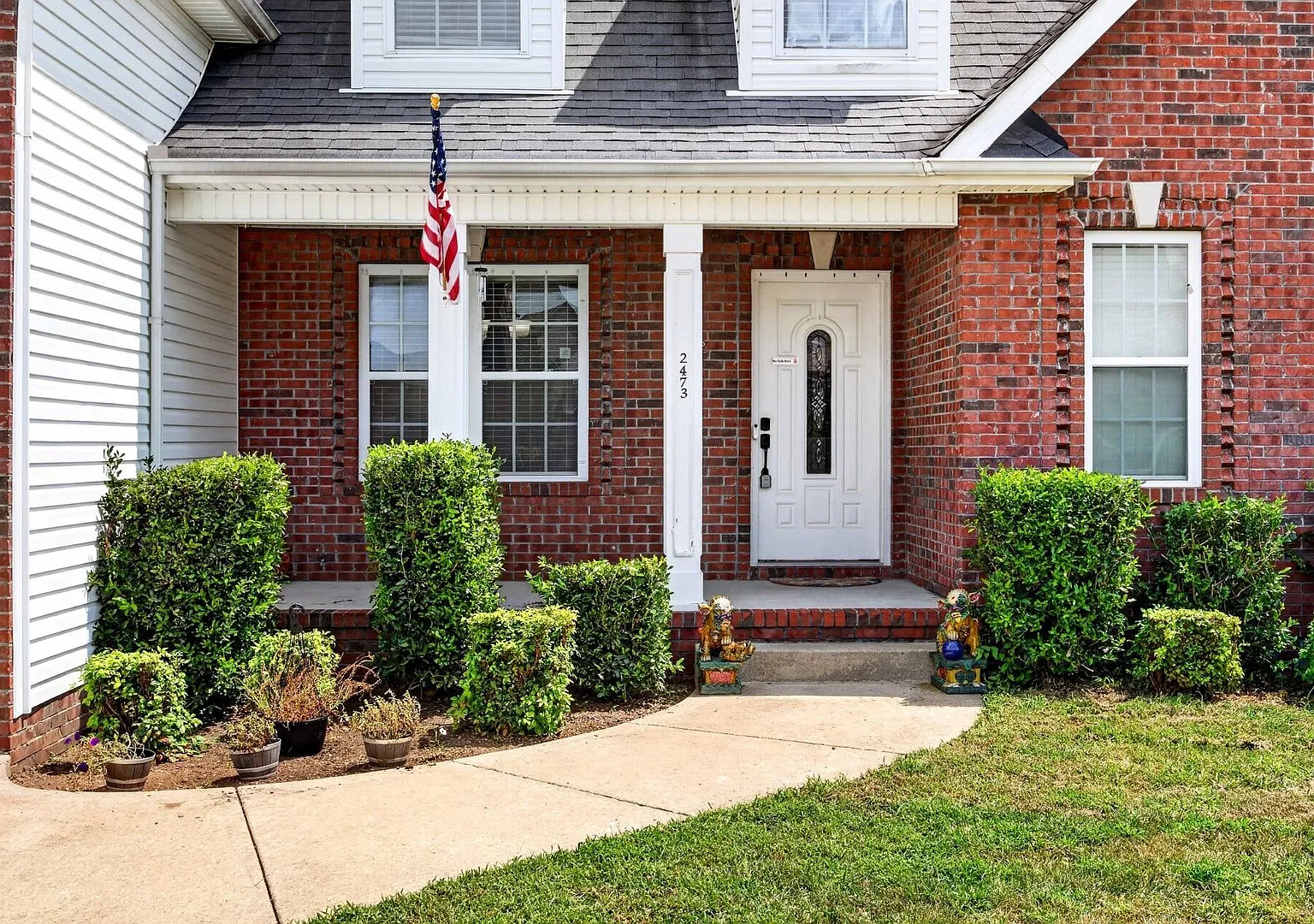 No HOA & only Miles from Ft. Campbell! 4 Bedroom House in Established Neighborhood. — Photo 3