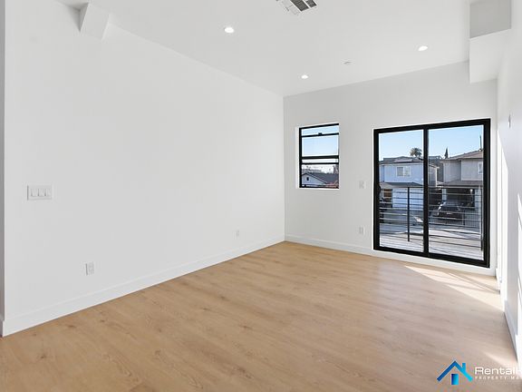 5th image of 328 N La Fayette Park Pl