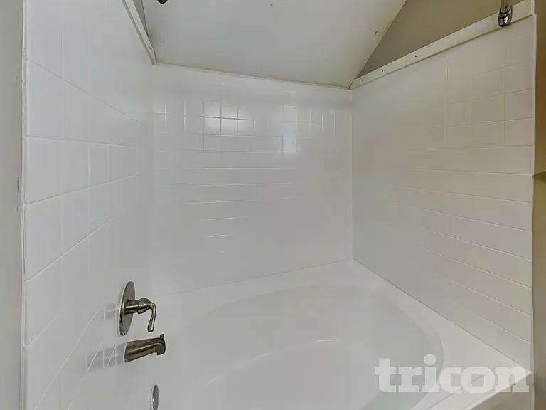 605 Tramore Ct — Photo 9