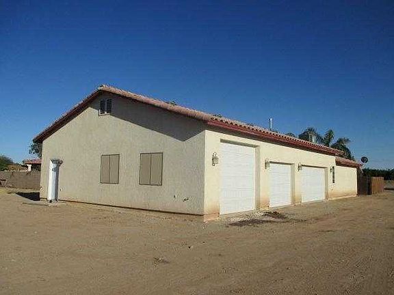 Detached garage/guest quarters