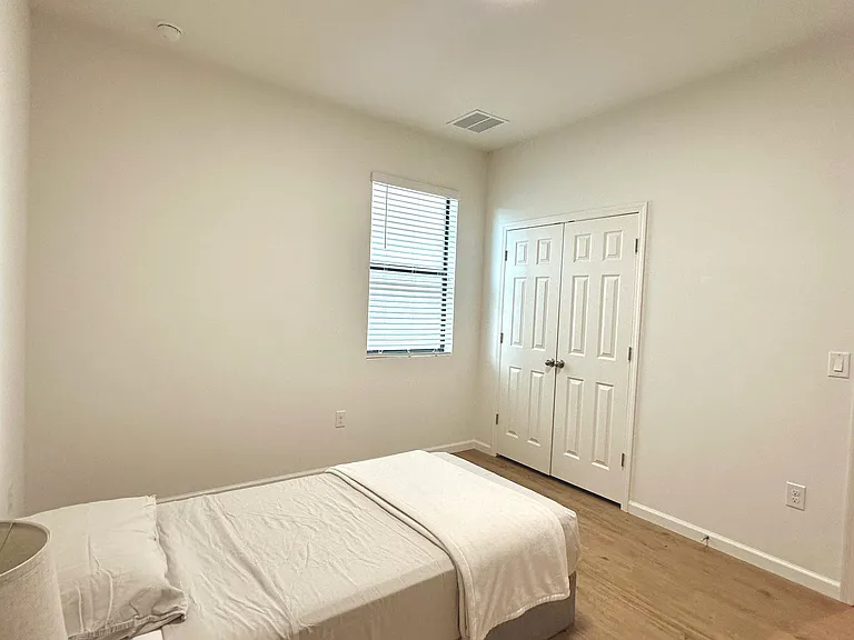 905 Old Country Rd SE — Photo 9