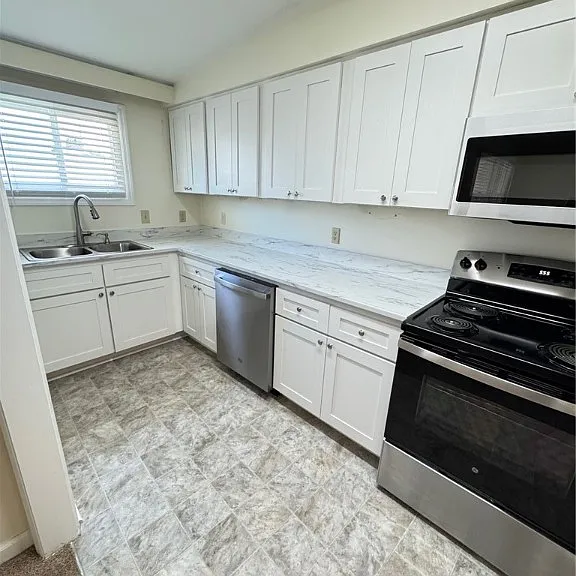 412 E Hall St — Photo 5