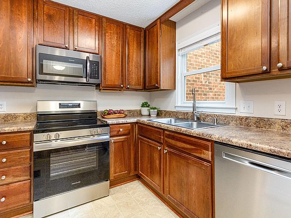 4th image of 110 Gunston Ct