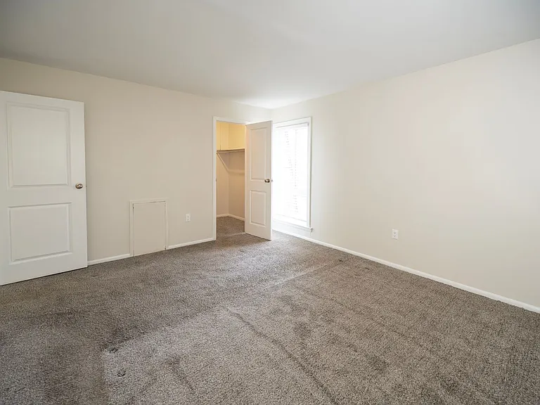 Tomlinson Court Apartments — Photo 35