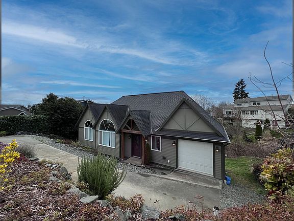 2nd image of 4666 Lighthouse Dr NE