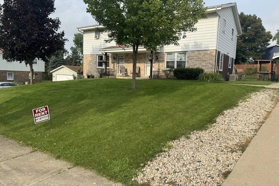 3 bed, 1.5 bath, 1800 sqft, $2,495 — Photo 1