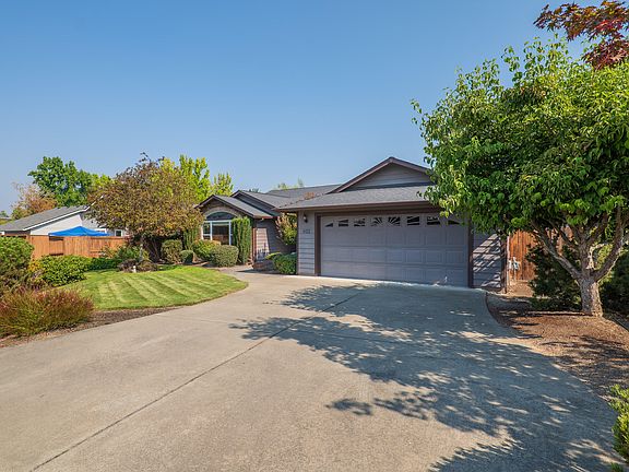 2nd image of 932 SW Princess Cir