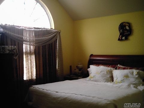 4th image of 135 Verazzano Ave