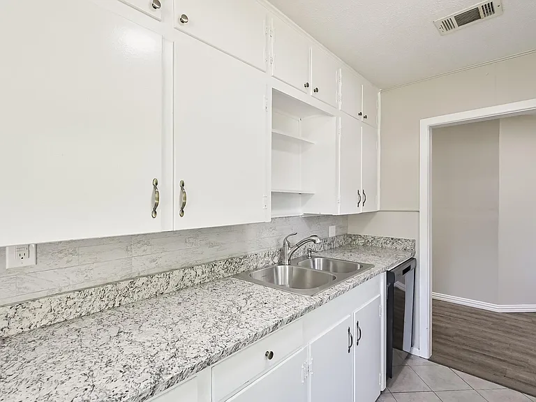 1501 Greenbrier Dr — Photo 19
