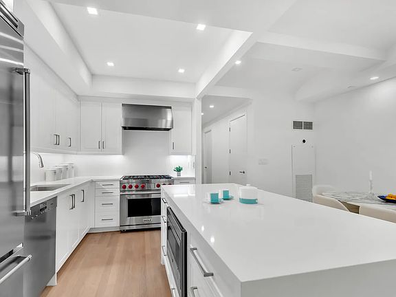 3rd image of 43 W 64th St #3B
