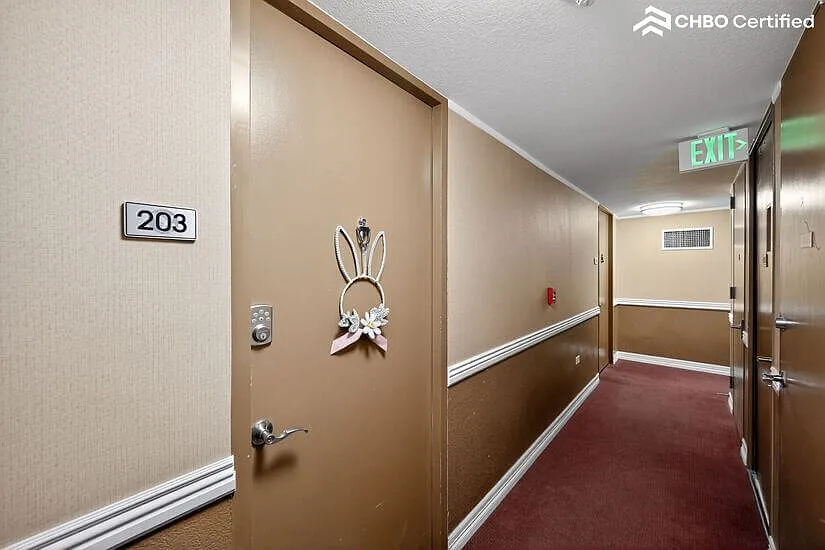 Private entrance - 1150 Vine St #203