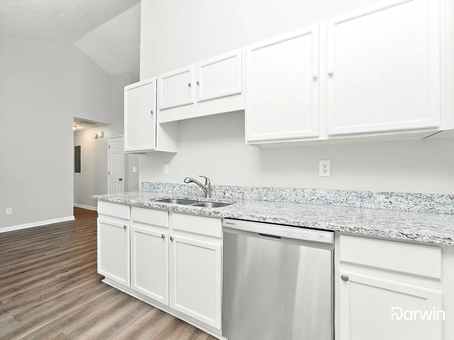 3 bed, 2.0 bath, 1204 sqft, $1,690 — Photo 2