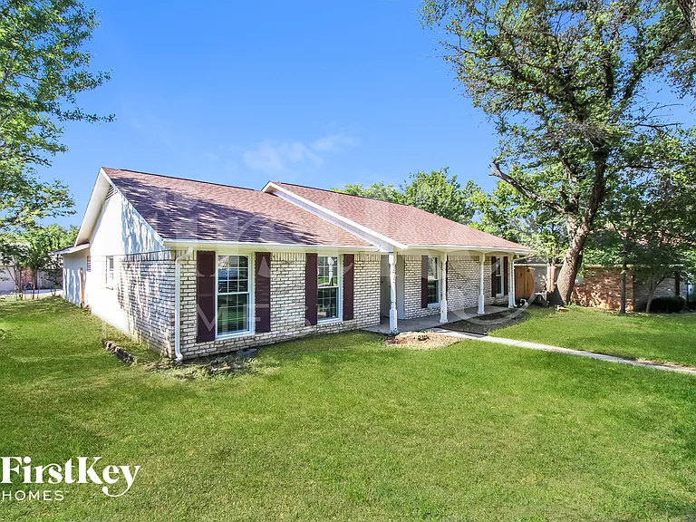 1113 Wood Creek Cir — Photo 2
