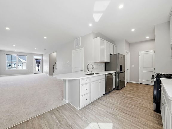 2nd image of 192 Sandstone Cir