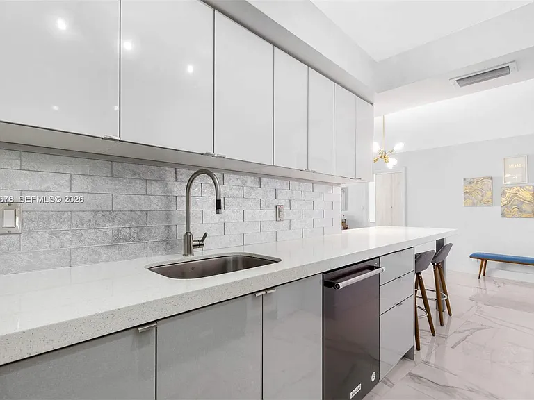 6039 Collins Ave #1527 — Photo 12