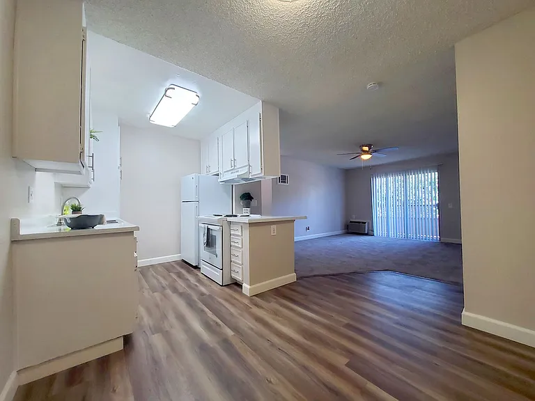 Parklane Apartments — Photo 19