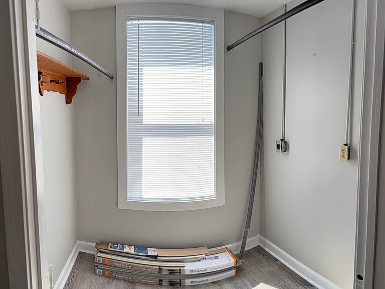 Laundry room (off entry hall)