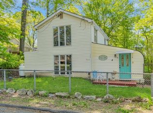 4 Geneva Trl, Hopatcong, NJ 07843