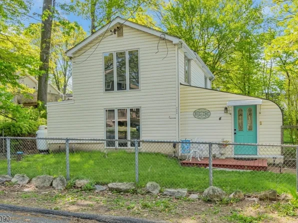 4 Geneva Trl, Hopatcong Boro, NJ 07843