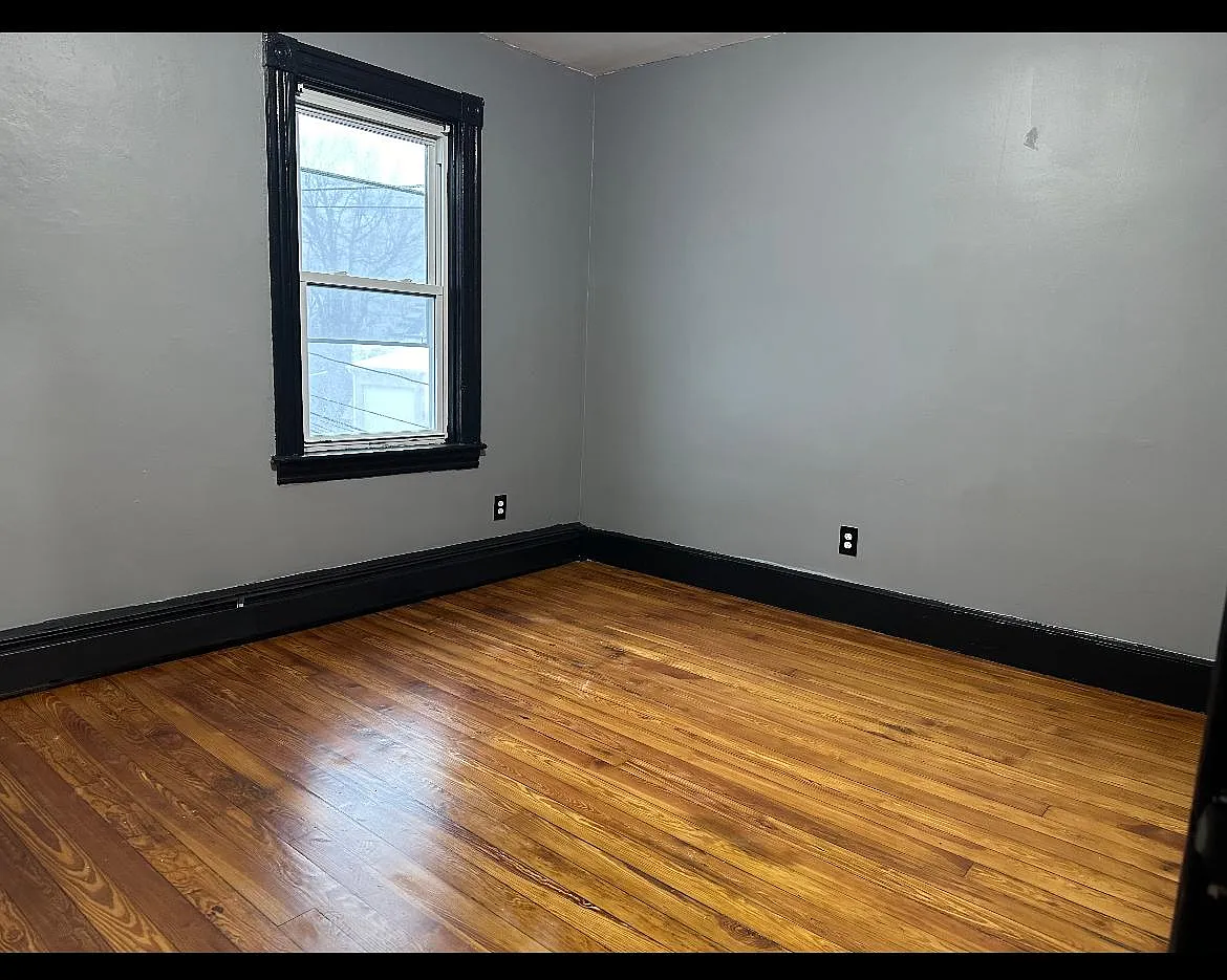 3 bed, 1000 sqft, $1,900 — Photo 2