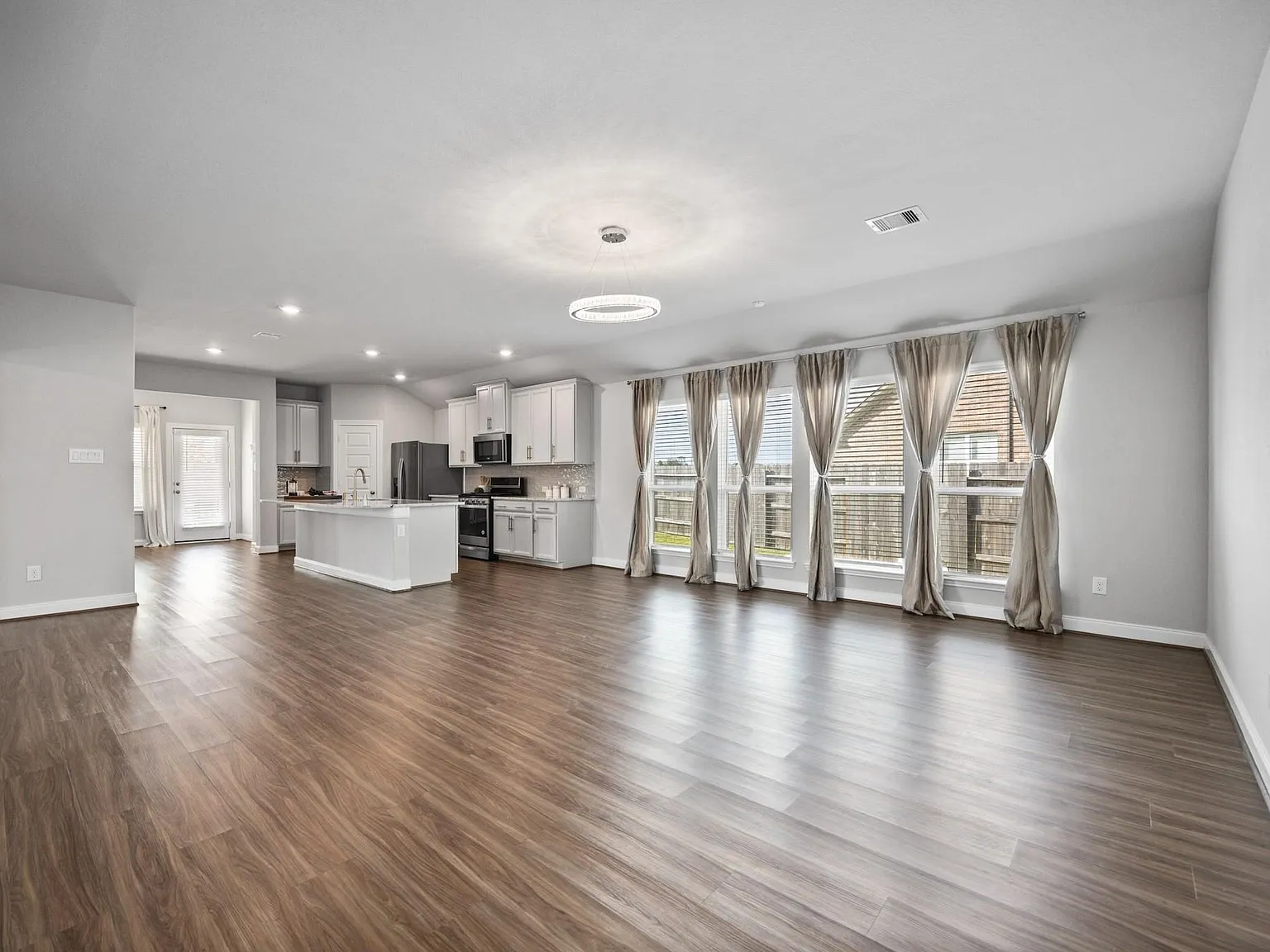 3 bed, 2.0 bath, 1917 sqft, $2,450 — Photo 2