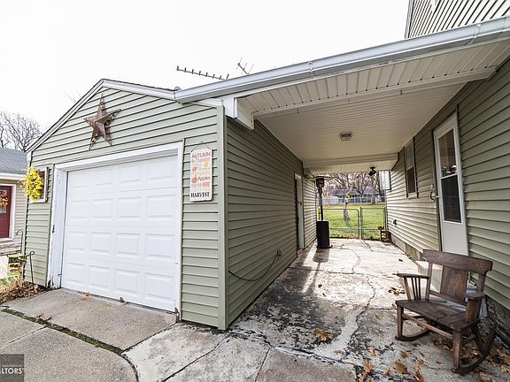 3rd image of 823 13th St SE