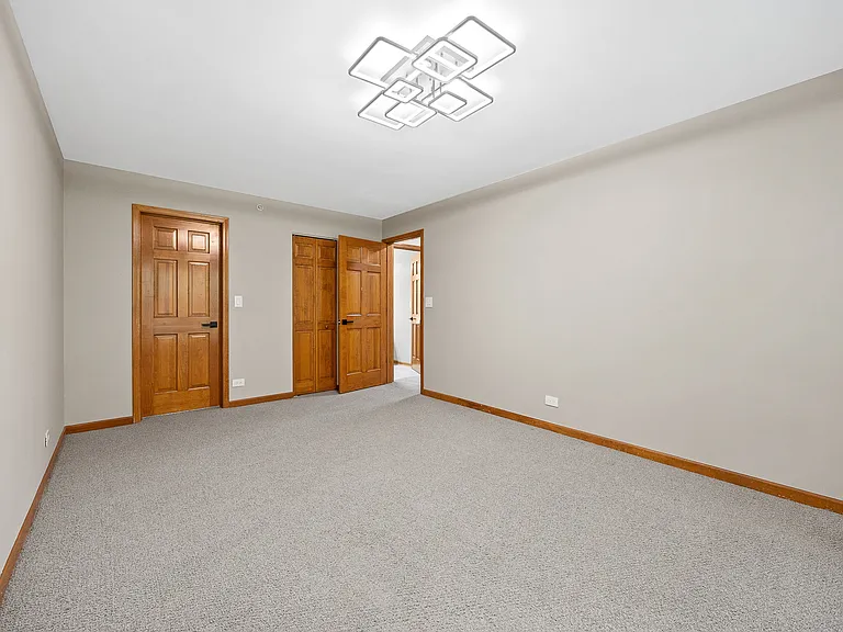 5S560 Paxton Dr #2H — Photo 23