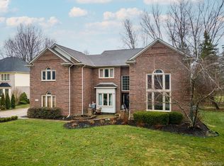381 Cross Creek Blvd, Rochester Hills, MI 48306