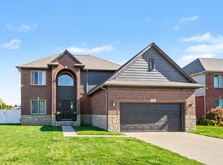 31078 Lions Pointe Dr, Chesterfield, MI 48047