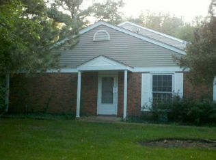 16 Red Oak Trl, Cary, IL 60013