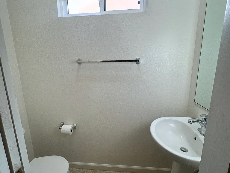 1318 Robinson Ln — Photo 9