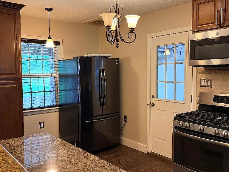 340 Westwood Ln — Photo 3