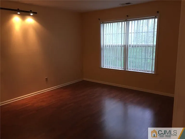 1126 Waterford Dr — Photo 9