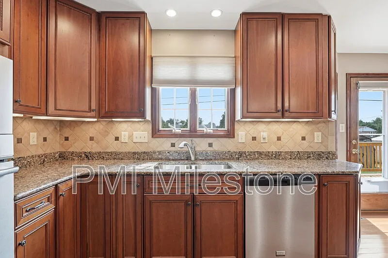 3 bed, 2.5 bath, 1568 sqft, $2,230 — Photo 4